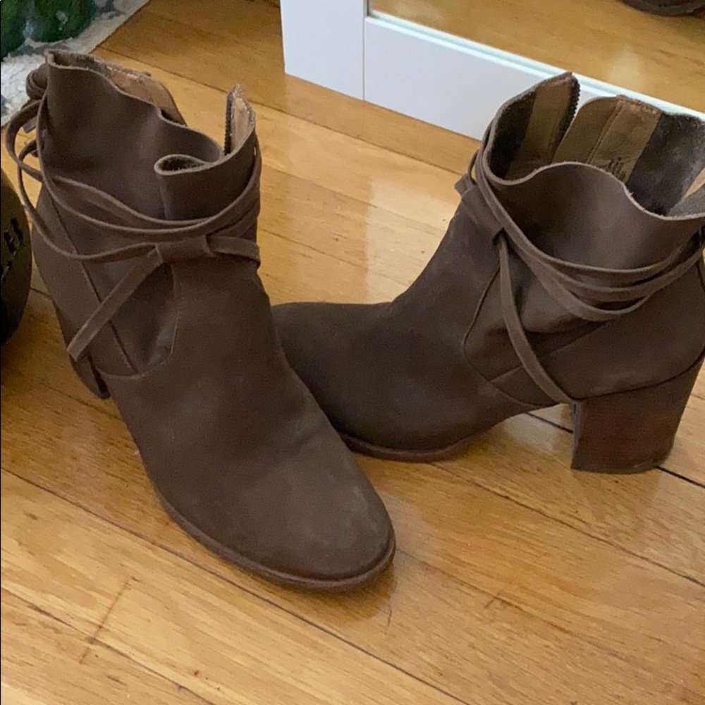 Brown Steve Madden heeled ankle booties size 9